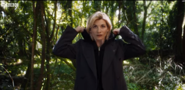 Jodie Whittaker jako Trzynasta Doktor, odkrywa twarz, osuwając kaptur.